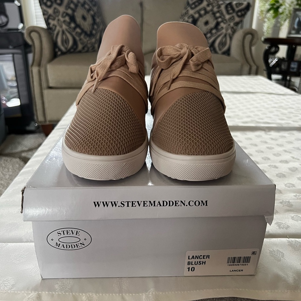 Steve Madden women’s Sneakers in Blush